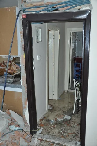 Tarsus'ta solunum cihazından sızan gazın patlaması sonucu KOAH hastası çift yaralandı