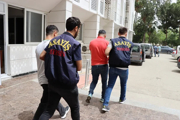 Akdeniz'de çaldıkları taksiyle yolcu taşıyan 2 zanlı tutuklandı
