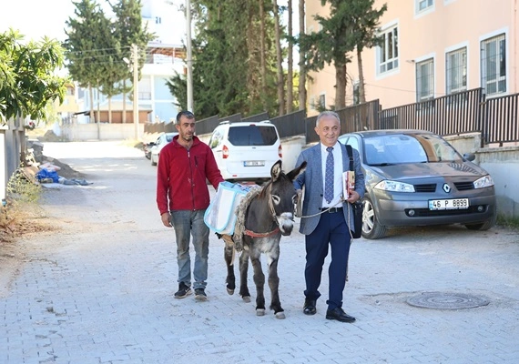 Eşekle Gelen Dostoyevski heybesinde getirdiği kitapları çocuklara dağıttı