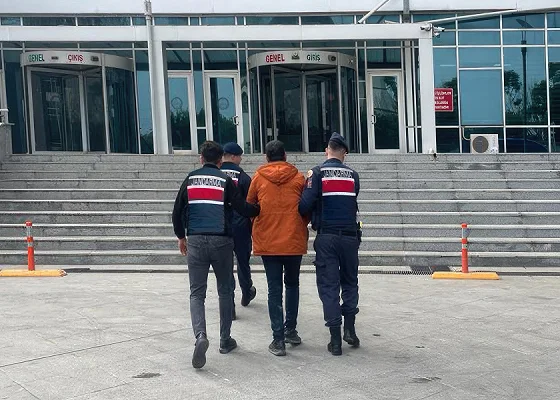 Tarsus'ta tavuk çiftliğinde Hint keneviri yetiştiren zanlı tutuklandı