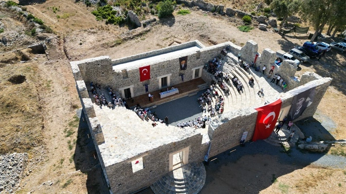 Anamur Belediyesinin meclis toplantısı Anemurium Antik Kenti'nde yapıldı