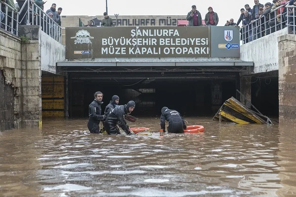 Mersin Büyükşehir İtfaiyesi Şanlıurfa'da arama kurtarma çalışmalarına devam ediyor
