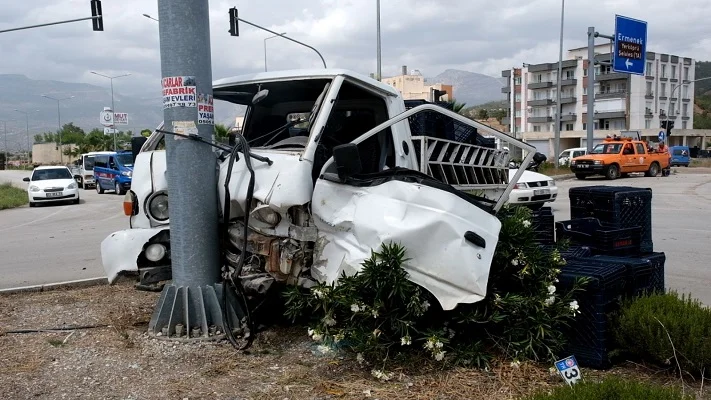 Mut ilçesinde kamyonetle otomobilin çarpıştığı kazada 3 kişi yaralandı