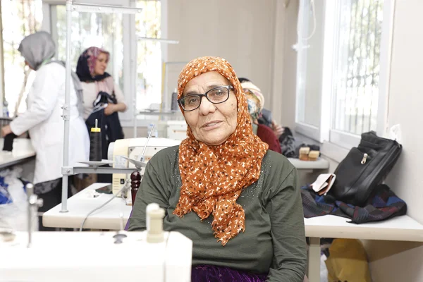 Akdeniz'de 66 yaşındaki Aliye Teyze oğluna çeyiz diziyor