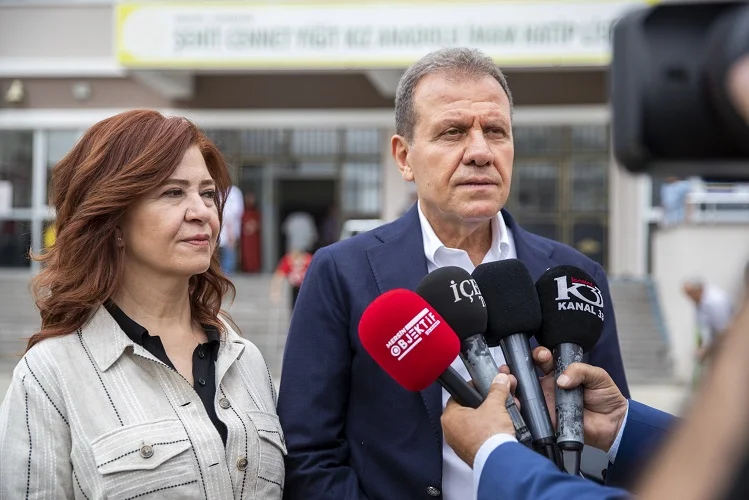 Başkan Vahap Seçer, eşi Meral Seçer, oğulları Efe Seçer ile birlikte Yenişehir ilçesinde oylarını kullandı