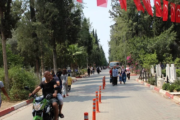 Tarsus Şehir Mezarlığı Arife Günü ziyaretçilerini ağırladı