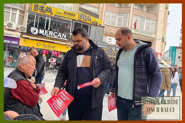 CHP Tarsus İlçe Örgütü genel merkezden gelen broşürleri vatandaşa dağıttı