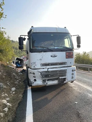 Tarsus'ta  hafif ticari araçla tankerin çarpışması sonucu 1 kişi yaralandı