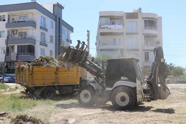 Toroslar Belediyesi boş arsaları temizliyor
