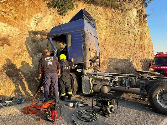Toroslar'da kaza yapan tırda sıkışan sürücü itfaiye ekiplerince kurtarıldı