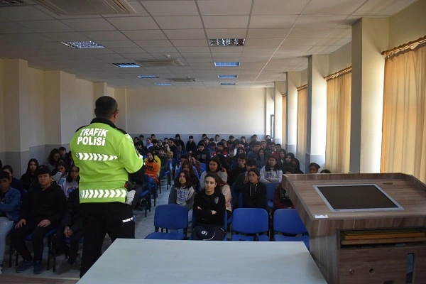 Bozyazı'da polis ve jandarmadan lise öğrencilerine trafik eğitimi