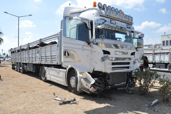 Silifke'de tırın çarptığı hafif ticari araçtaki 5 kişi yaralandı