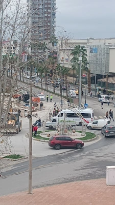 Tarsus'ta yıkım esnasında 3 katlı bina çöktü 
