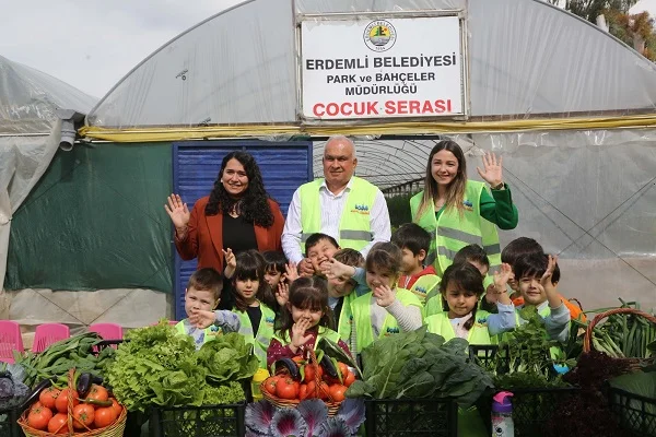 Erdemli'de miniklerin ilk hasadı depremzedelere