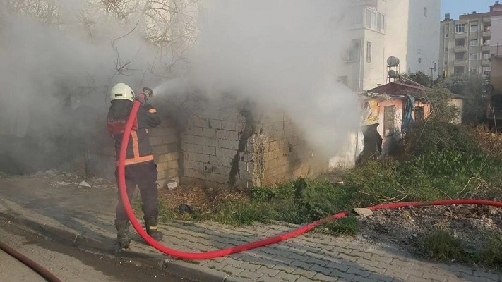 Erdemli'de barakada çıkan yangın söndürüldü