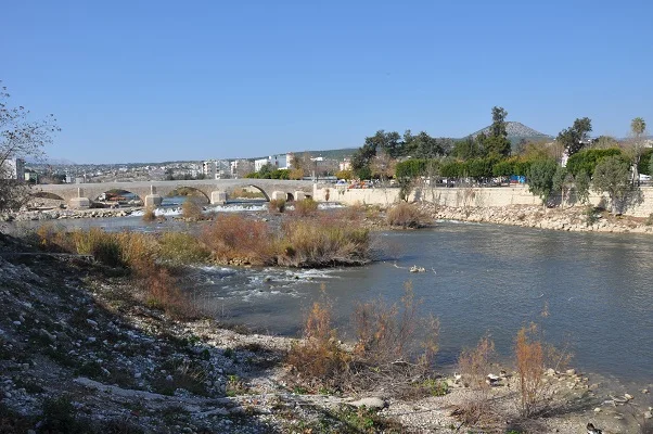 Silifke'de Göksu Nehri'ndeki renk değişimi üzerine inceleme başlatıldı