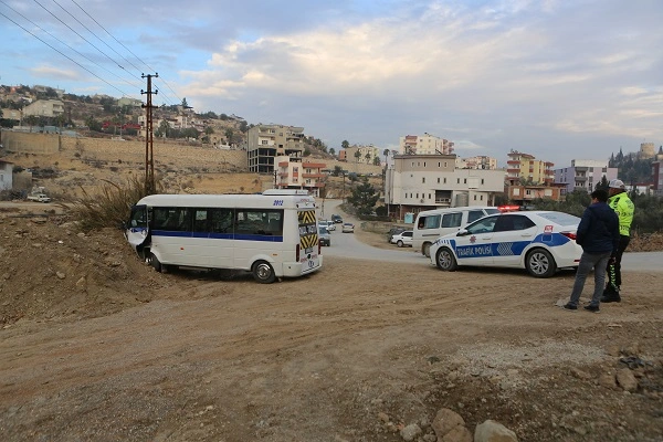Mut'ta toprak yığınına çarpan servisteki 4 öğrenci yaralandı