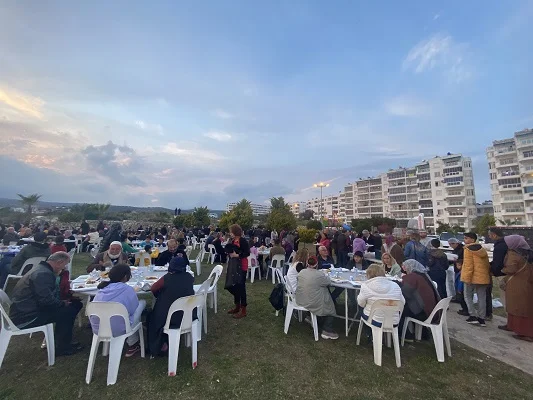 Depremzede Vatandaşlar Kızkalesi’nde İftar Sofrasında Buluştu
