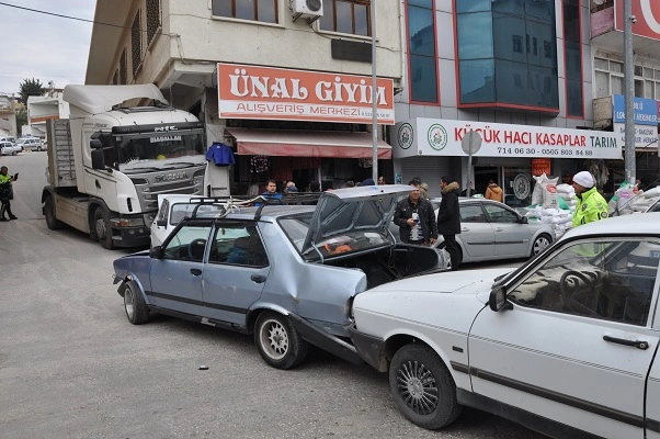 Silifke'de freni arızalanan tır 3 araca ve mağaza duvarına çarptı
