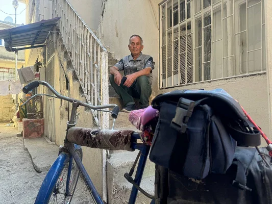 Fotoğraf çekimlerine 54 yıllık bisikletiyle gidiyor