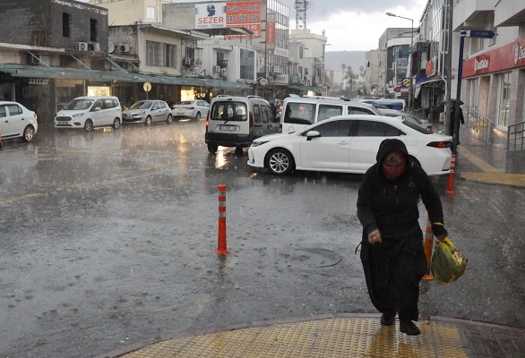 Silifke'de sağanak ve dolu etkili oldu