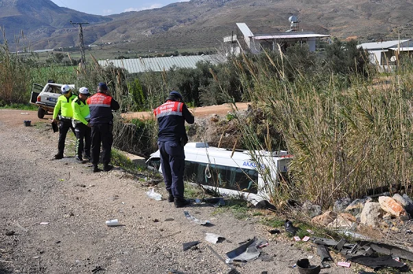 Silifke'de minibüsle otomobil çarpıştı 1 kişi öldü, 13 kişi yaralandı