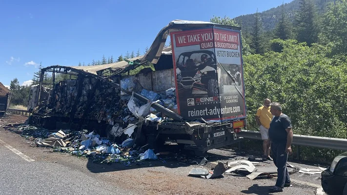Mersin Tarsus otoyolunda kazaya karışan alkol ve küspe yüklü 2 tır yandı