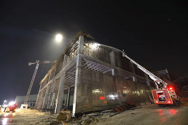 Tarsus Organize Sanayi Bölgesi'nde bir fabrikada çıkan yangın kontrol altına alındı 