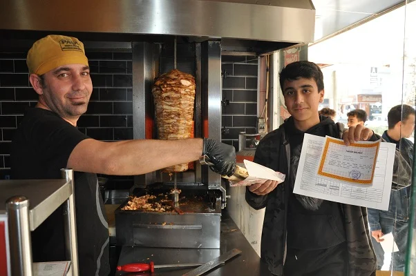 Silifke'de karne alan öğrencilere döner ikram edildi