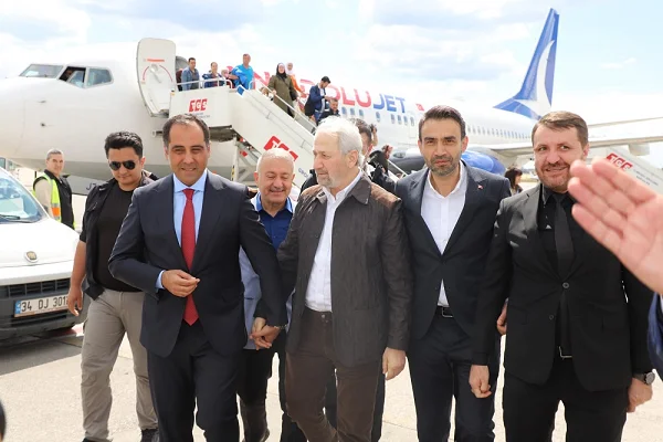 Ak Parti'nin eski Ekonomi Bakanı Zafer Çağlayan seçim çalışmaları için Mersin'e geldi