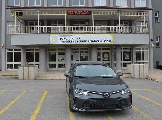 Toyota, Kahramanmaraş'ta bir okula otomobil hibe etti