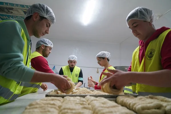 Erdemli'de Liseli ve Üniversiteli Öğrencilerden Depremzedelere Simit