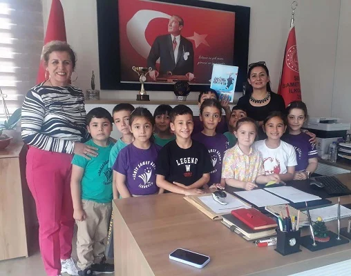Adana Seyhan ilçesinde ilkokul öğrencileri şiirlerini kitap haline getirdi