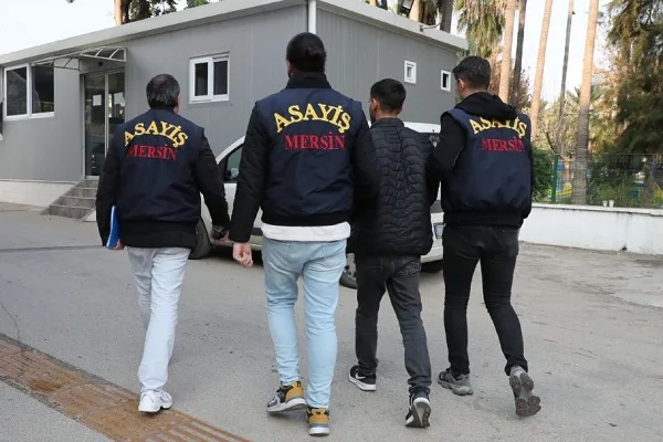 Mersin'de dolandırıcılık iddiasıyla yakalanan 2 zanlıdan biri tutuklandı