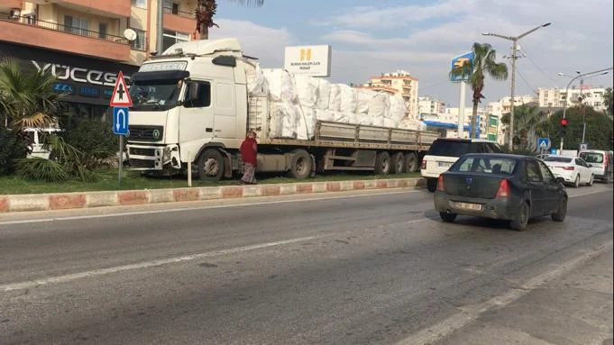 Erdemli'de yaya geçidindeki öğrenci kontrolden çıkan tırdan son anda kurtuldu