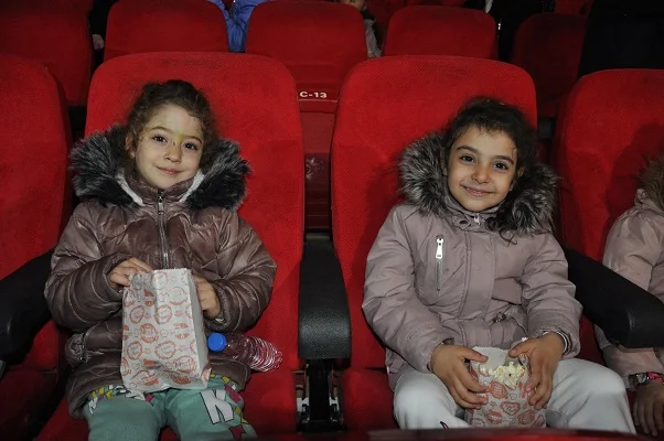 Silifke Belediyesinde depremzede çocuklara çizgi film keyfi
