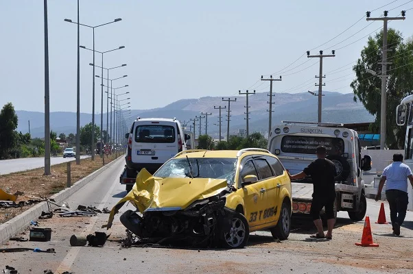 Silifke'de trafik kazasında 3'ü sağlık çalışanı 5 kişi yaralandı