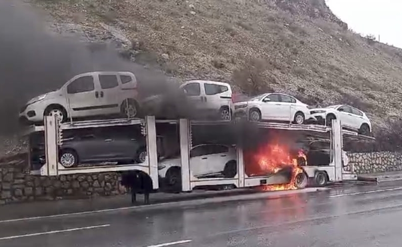 Tarsus'ta araç yüklü tırda yangın çıktı