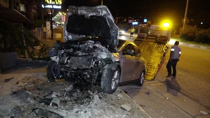 Erdemli'de iki otomobilin çarpışması sonucu 2 kişi öldü, 4 kişi yaralandı