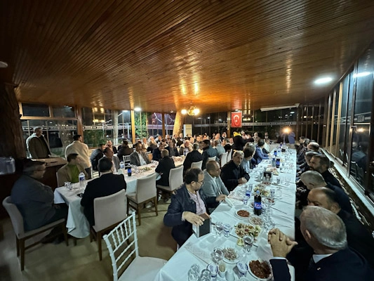 Tarsus'ta Cumhur İttifakı yemekte buluştu