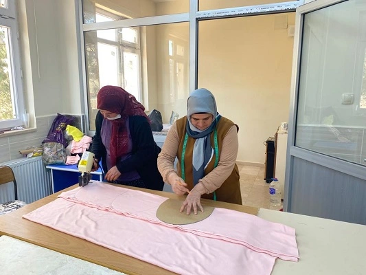 Gülnar Belediyesi depremzedeler için atkı bere imalatına başladı