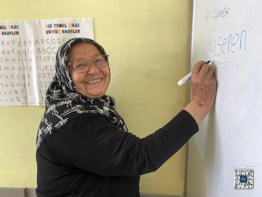Okuma yazmayı 68 yaşında öğrenen kadının sıradaki hedefi ilkokulu bitirmek
