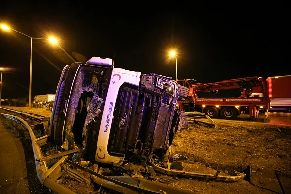 Tarsus-Adana-Gaziantep Otoyolunda 9 aracın karıştığı zincirleme trafik kazasında 4 kişi yaralandı