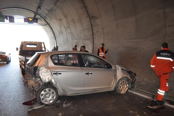 Silifke'de 2 otomobil çarpıştı, 3 kişi yaralandı