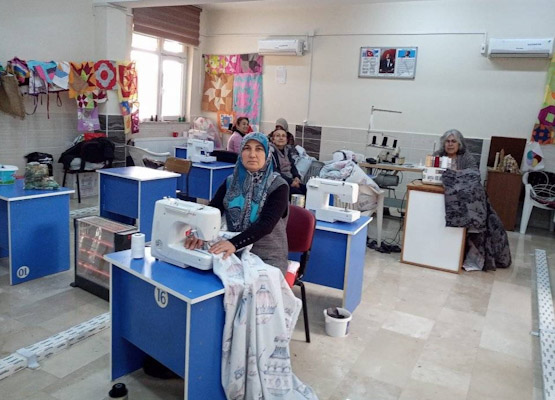 Gülnar'da depremzedeler için uyku tulumu üretiliyor