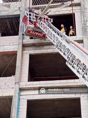 Yenişehir'de 10 katlı inşaatta güvenlik filesine düşen işçiyi itfaiye kurtardı