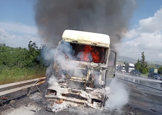 Tarsus'ta tuz yüklü tır seyir halindeyken yandı